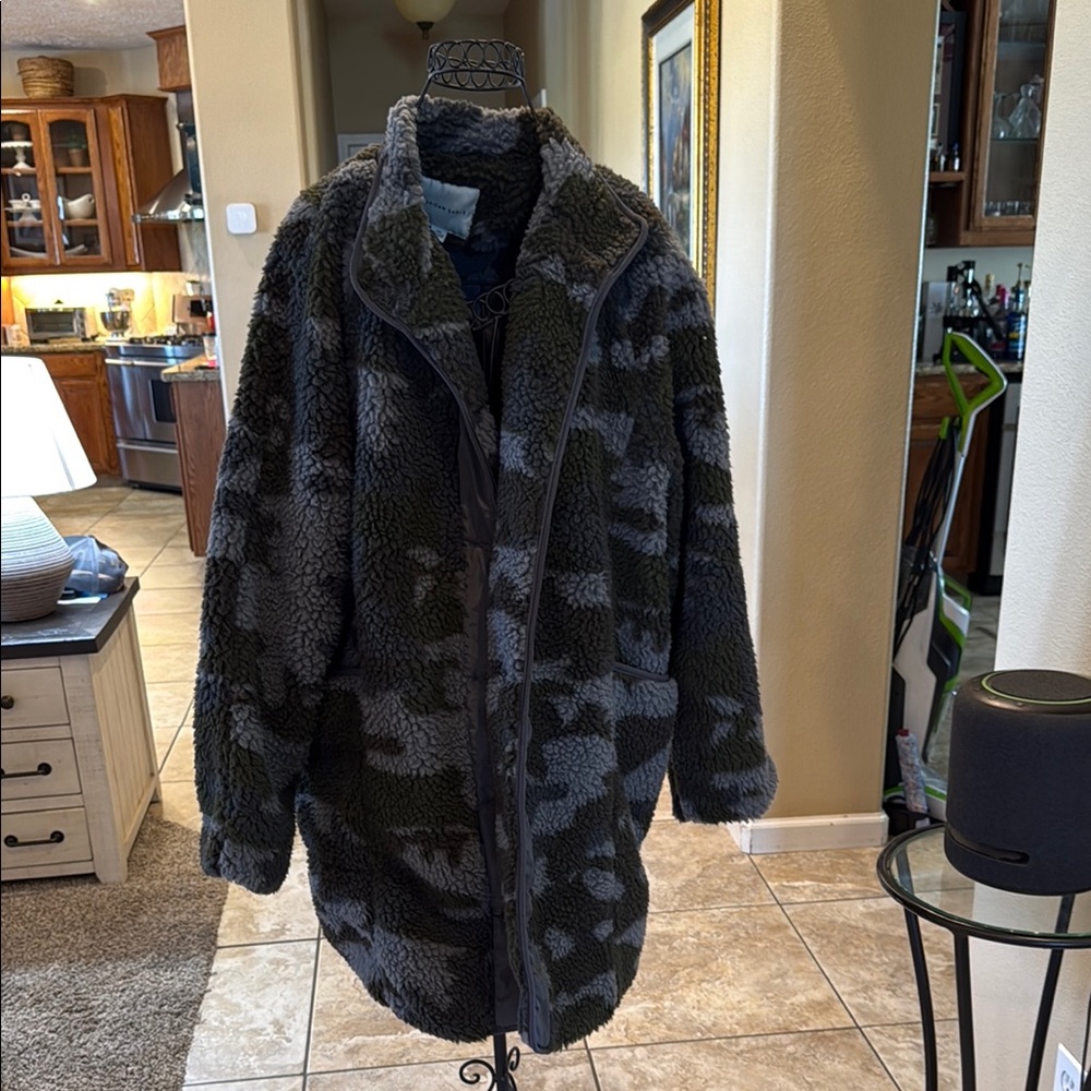 American Eagle Outfitters Black and Gray Oversized Puffer Coat